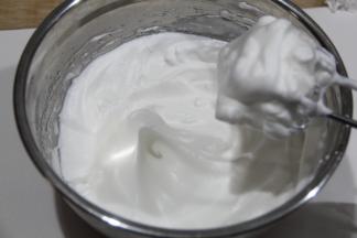 继续中速打到湿性发泡，最后转低速整理蛋白霜。提起打蛋头大弯钩状态。