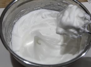 继续中速打到湿性发泡，最后转低速整理蛋白霜。提起打蛋头大弯钩状态。