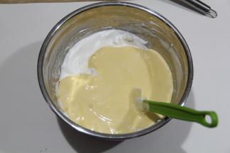 倒回剩余的蛋白霜中，继续翻拌均匀。手法千万注意，不要顺一个方向划圈，会消泡。