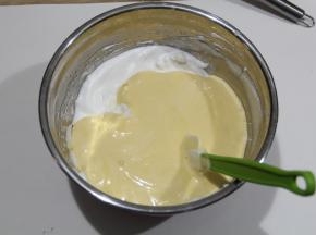 倒回剩余的蛋白霜中，继续翻拌均匀。手法千万注意，不要顺一个方向划圈，会消泡。