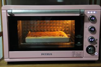 放入预热好的烤箱中层，上下175度烤20分钟。