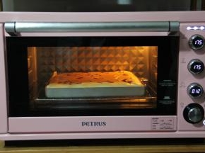 放入预热好的烤箱中层，上下175度烤20分钟。