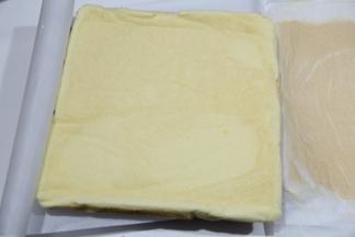 再1-2分钟将卷翻面倒扣过来，轻轻撕开底部油纸。