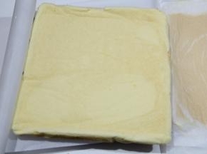 再1-2分钟将卷翻面倒扣过来，轻轻撕开底部油纸。