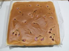 烤好取出，将烤盘从30厘米高处震烤盘，震出热气，提起油纸转移到冷却架上，等2分钟再撕开周围油纸，散热。准备一张比蛋糕卷长的油纸，铺在卷上，防止卷变干。