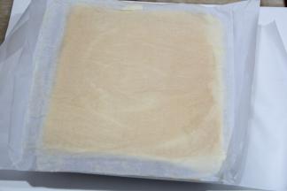 油纸可以继续盖在蛋糕卷上，防止表面变干变硬。毛巾面哈哈。