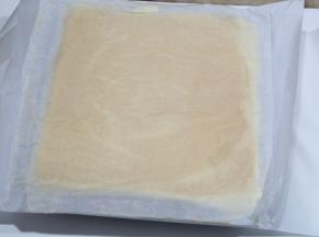 油纸可以继续盖在蛋糕卷上，防止表面变干变硬。毛巾面哈哈。