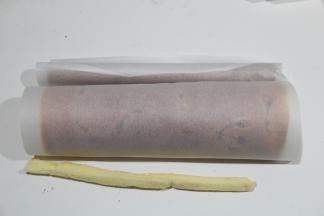 这次温热的时候卷的，意外的好操作。把一边斜切掉一道边，擀面杖卷起长油纸，借助擀面杖往前推卷起蛋糕卷，一定要卷紧一些，卷好后油纸裹住蛋糕卷，放入冰箱冷藏2小时以上定型。然后取出切块即可。