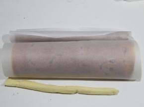 这次温热的时候卷的，意外的好操作。把一边斜切掉一道边，擀面杖卷起长油纸，借助擀面杖往前推卷起蛋糕卷，一定要卷紧一些，卷好后油纸裹住蛋糕卷，放入冰箱冷藏2小时以上定型。然后取出切块即可。