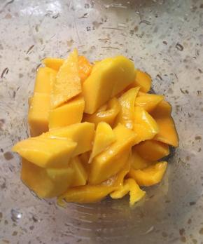 芒果切小块，放入料理机搅拌成果泥。