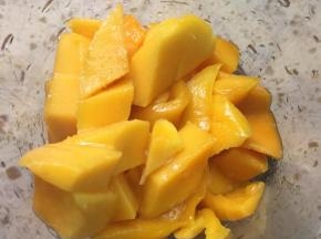 芒果切小块，放入料理机搅拌成果泥。