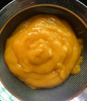 搅拌完的果泥需要过筛。