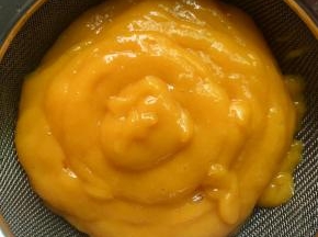 搅拌完的果泥需要过筛。