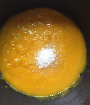 把果泥、10g糖和柠檬汁放入不粘锅中，煮成果酱。注意边煮边搅拌，否则会焦底。