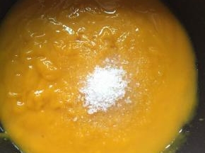 把果泥、10g糖和柠檬汁放入不粘锅中，煮成果酱。注意边煮边搅拌，否则会焦底。