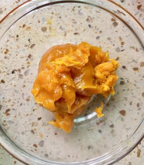 煮好的果酱约75g，冷却备用。