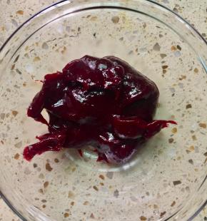 覆盆子果酱也用同样的方法煮成果酱，约40g，覆盆子本来比较酸所以不加柠檬汁。冷却备用。