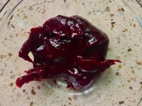 覆盆子果酱也用同样的方法煮成果酱，约40g，覆盆子本来比较酸所以不加柠檬汁。冷却备用。