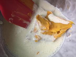 150g淡奶油打发成酸奶状态，加入果酱继续打发。