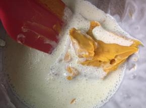 150g淡奶油打发成酸奶状态，加入果酱继续打发。