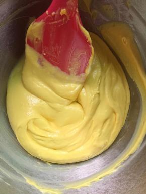 做好的芒果冰淇淋糊装入裱花袋。