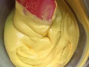 做好的芒果冰淇淋糊装入裱花袋。