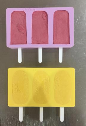 把冰淇淋糊挤入模具中，放入冰箱冷冻一夜。