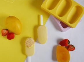 冻好的冰淇淋脱模，这样就可以吃啦。