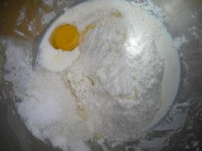 将冷藏发酵完的液种取出，和黄油、葡萄干以外的所有材料放入搅拌缸搅拌。