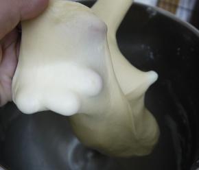 把面团搅拌至表面光滑，能拉出较厚的膜。