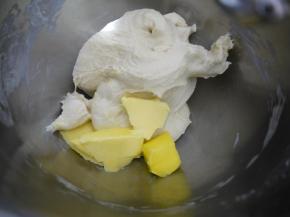 加入软化的黄油，先低速搅拌至黄油吸收，再告诉搅拌至完全阶段。