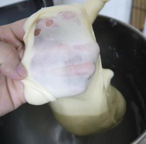 完全阶段的面团能拉出薄膜，这样就可以停止搅拌了。