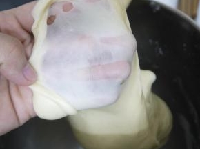 完全阶段的面团能拉出薄膜，这样就可以停止搅拌了。