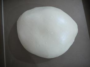 打好的面团放入烤盘，盖保鲜膜进行基本发酵35分钟。