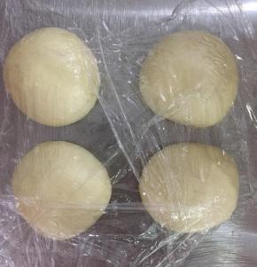 发酵好的面团排气，分割成4份，滚圆后松弛20分钟。