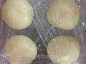 发酵好的面团排气，分割成4份，滚圆后松弛20分钟。