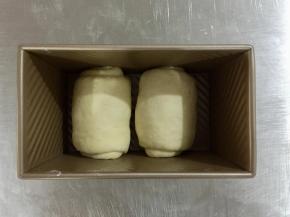 然后卷好，放进模具。