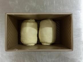 然后卷好，放进模具。