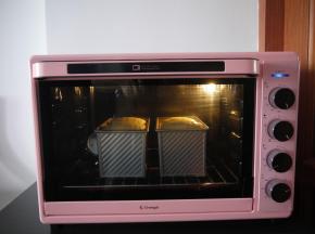 进行最后一次发酵，盖上保鲜膜，放入温暖处或烤箱内发酵。