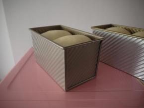 发酵至模具的9分满，刷上蛋液。