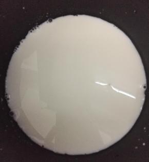 牛奶放入奶锅中，加热到50度离火。