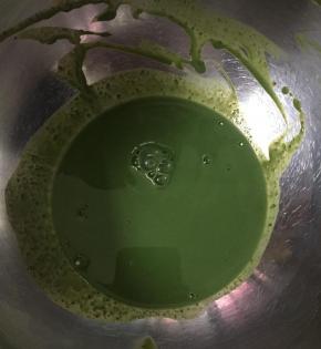 抹茶粉放在打蛋盆中，把加热的牛奶倒入，用手动打蛋器搅拌至抹茶粉融化，无颗粒状。