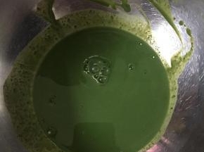 抹茶粉放在打蛋盆中，把加热的牛奶倒入，用手动打蛋器搅拌至抹茶粉融化，无颗粒状。