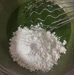 把过筛的低筋面粉加入到步骤3中，拌匀。