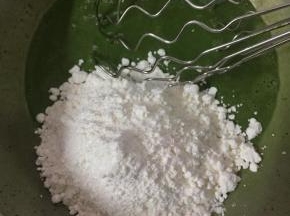 把过筛的低筋面粉加入到步骤3中，拌匀。