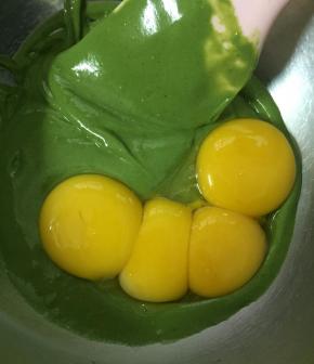 把蛋黄加入到面糊中，用手动打蛋器拌匀。