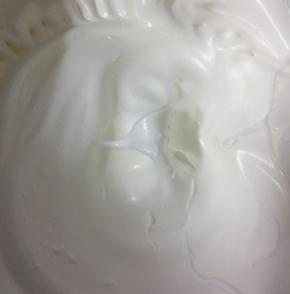 打发蛋白霜，把60g的细砂糖分3次加入到蛋白中，打到湿性发泡，大弯勾状态。
