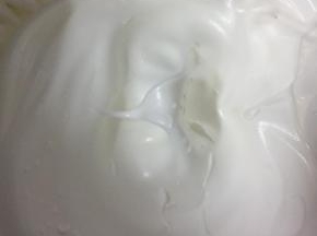 打发蛋白霜，把60g的细砂糖分3次加入到蛋白中，打到湿性发泡，大弯勾状态。