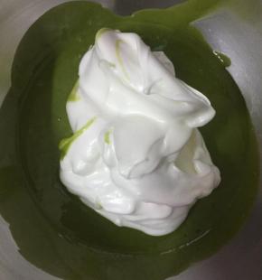 把3分之1的蛋白霜加入到面糊中，快速翻拌均匀。