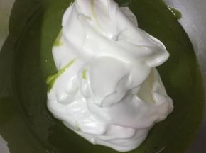把3分之1的蛋白霜加入到面糊中，快速翻拌均匀。